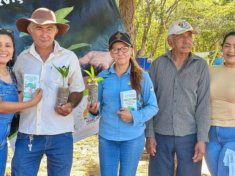 Ação de entrega de mudas para a população, no 3° dia da Semana do Meio Ambiente